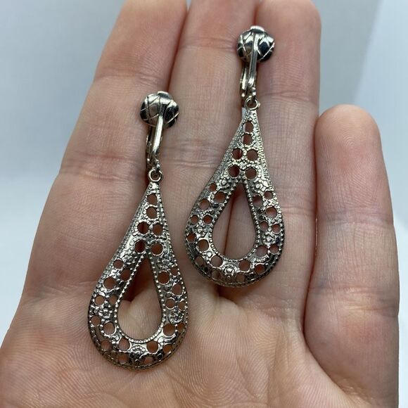 💛 Vintage Silver Tear Drop Costume Clip On Earrings - Picture 1 of 3